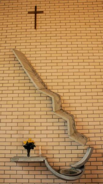 Elämän vesi-veistos seurakuntakeskuksen salissa.