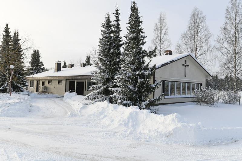 Kuva seurakunnan talosta valoisessa päivässä.