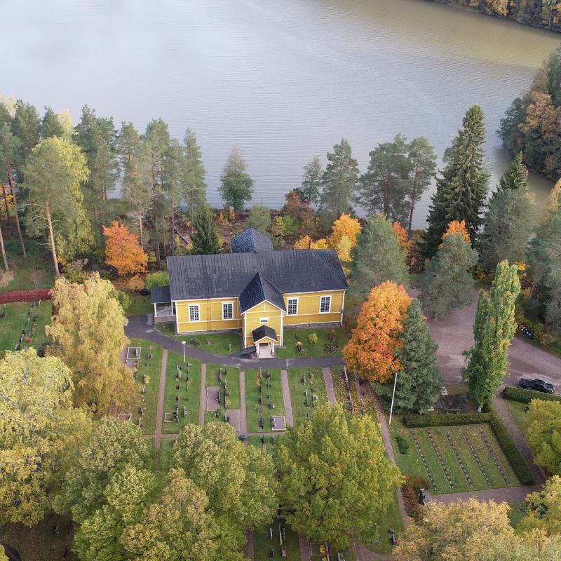 Somerniemen kirkko taivaalta.