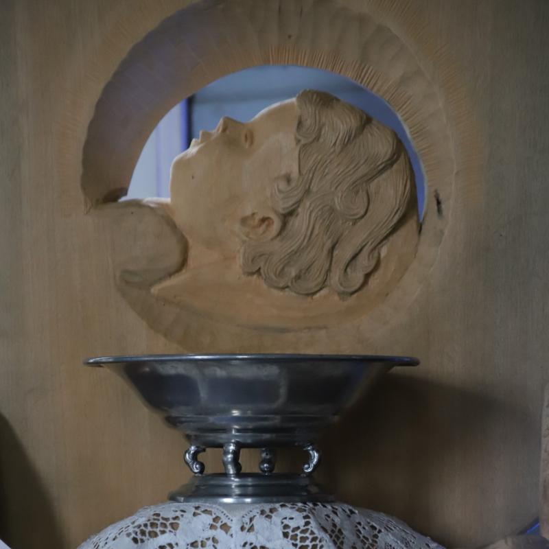 Kastepöytä, reliefi ja kastemalja.