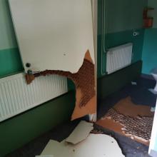 yleisövessan sisätilat on rikottu