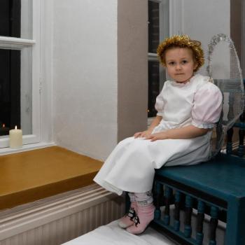 Enkeli katselee paimenia kedolla.