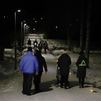 Kartan lisäksi Reitti on merkitty lyhdyin ja ulkotulin. 