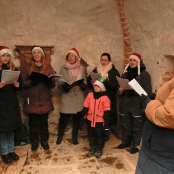 Someron vanhimmassa rakennuksessa, kivisakastissa, Somerniemen musiikkiteatterin väki lauloi väsymättä koko illan.