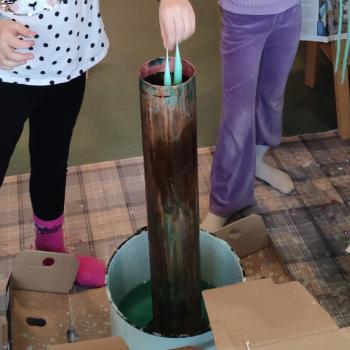 Sydänlankoja pitää upottaa kerta toisensa jälkeen sulaan kynttilävahaan, jotta haluttu paksuus saavutetaan.