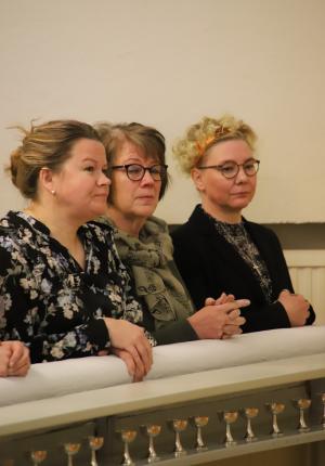 "Tehtävään siunatut seurakunnan työntekijät, vas. Mervi Virta, Anne Leppälä, Eveliina Puhakka."